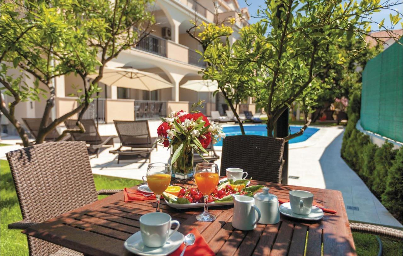 Lovely Apartment In Kastel Stafilic With Jacuzzi Kaštela Exterior foto