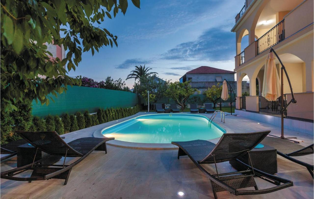 Lovely Apartment In Kastel Stafilic With Jacuzzi Kaštela Exterior foto
