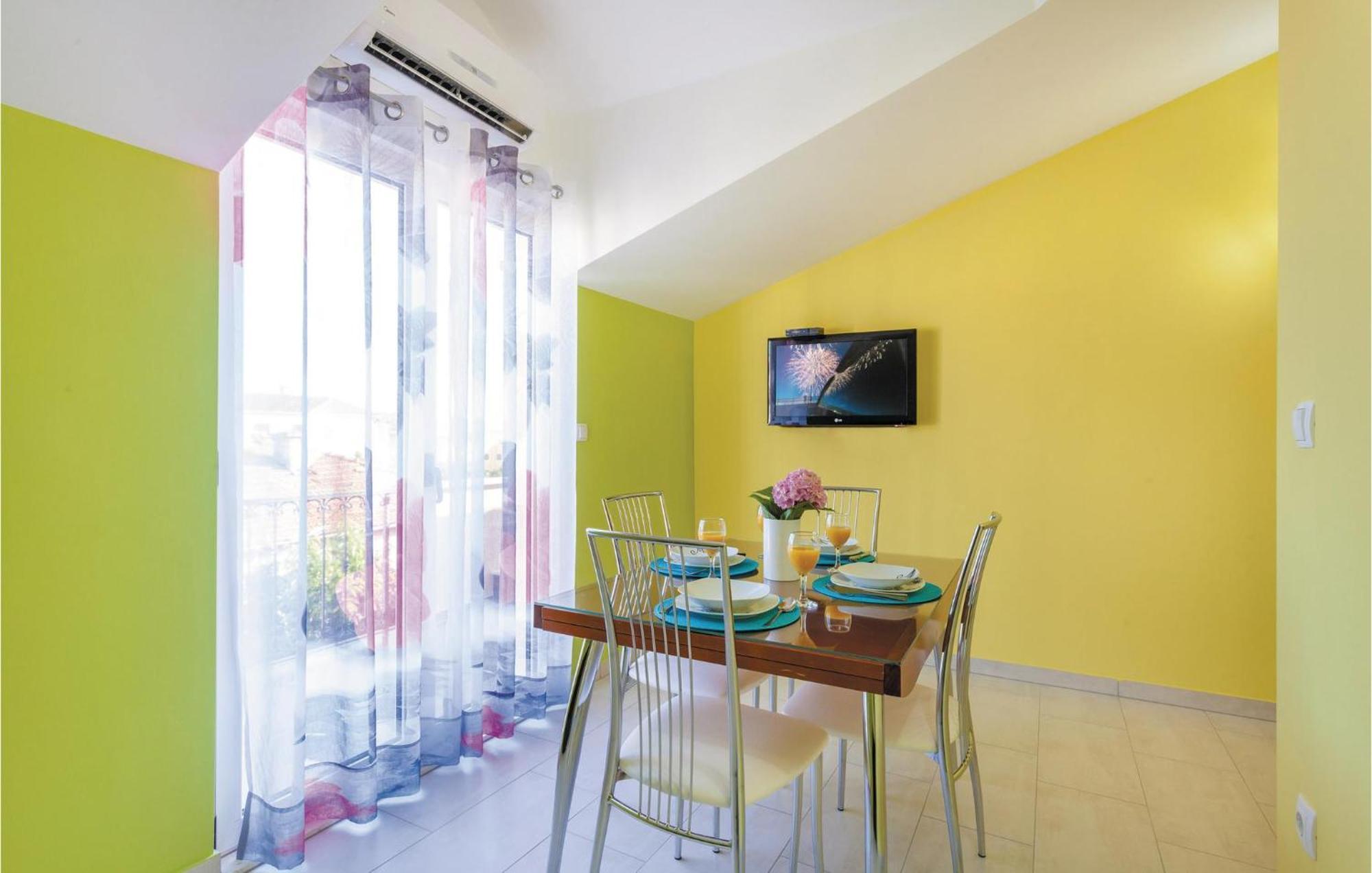 Lovely Apartment In Kastel Stafilic With Jacuzzi Kaštela Exterior foto